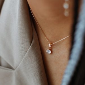 apzeltīta ķēdīte ar cirkona kulonu