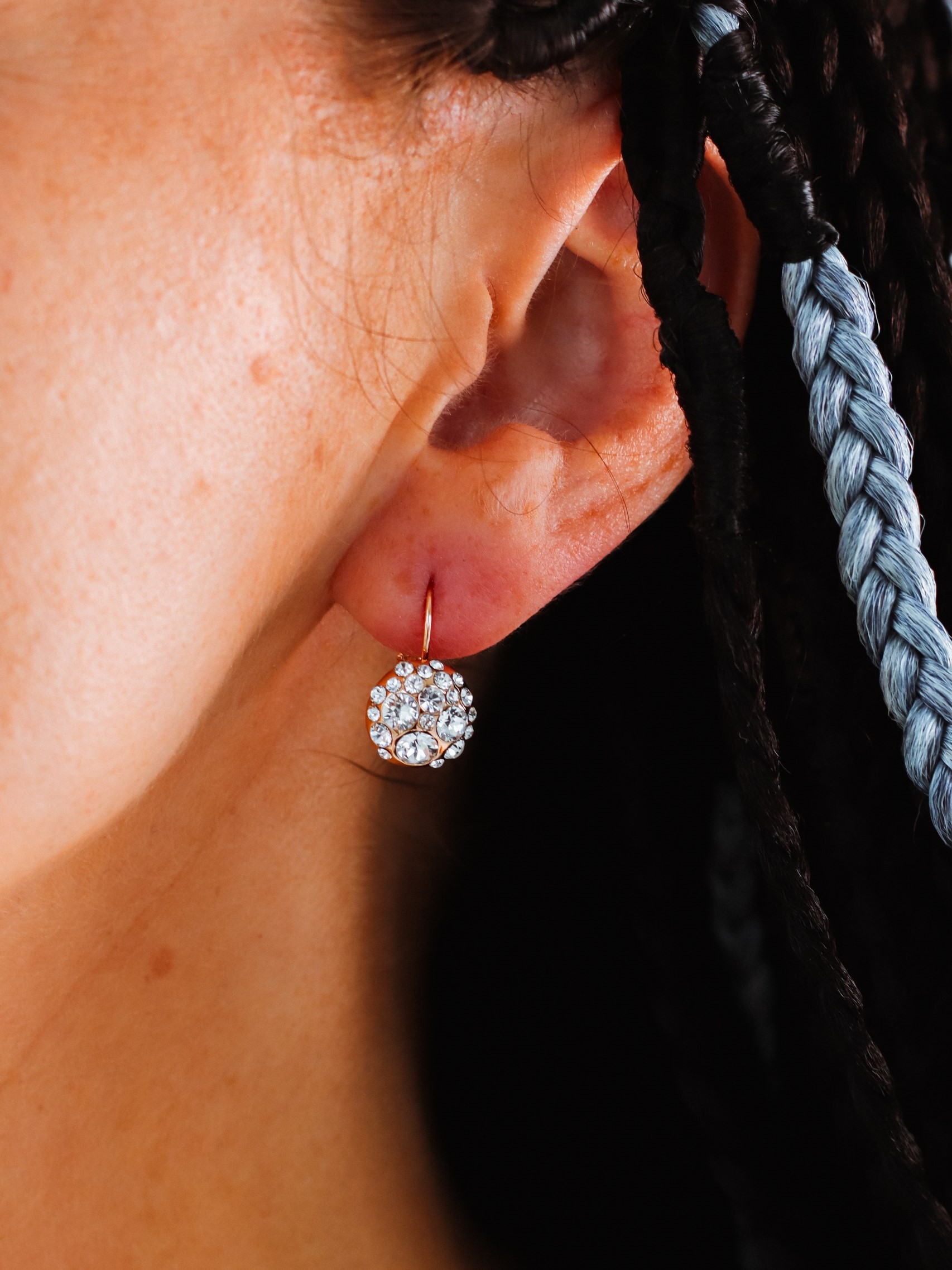 balti cirkonu auskari