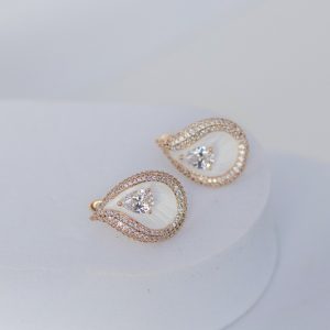 ziedu auskari, balti auskari